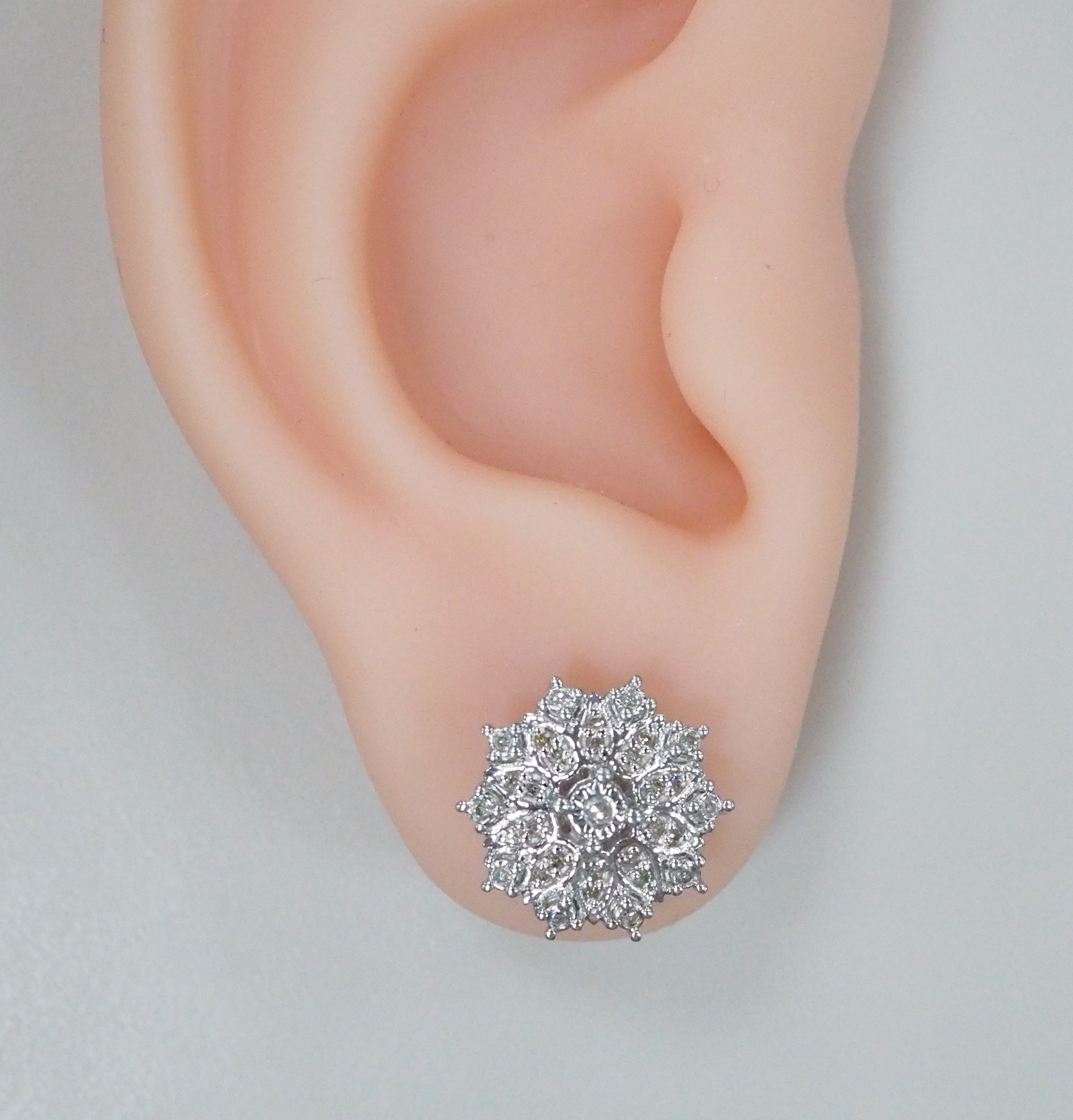 Серебряные серьги-пусеты с бриллиантами